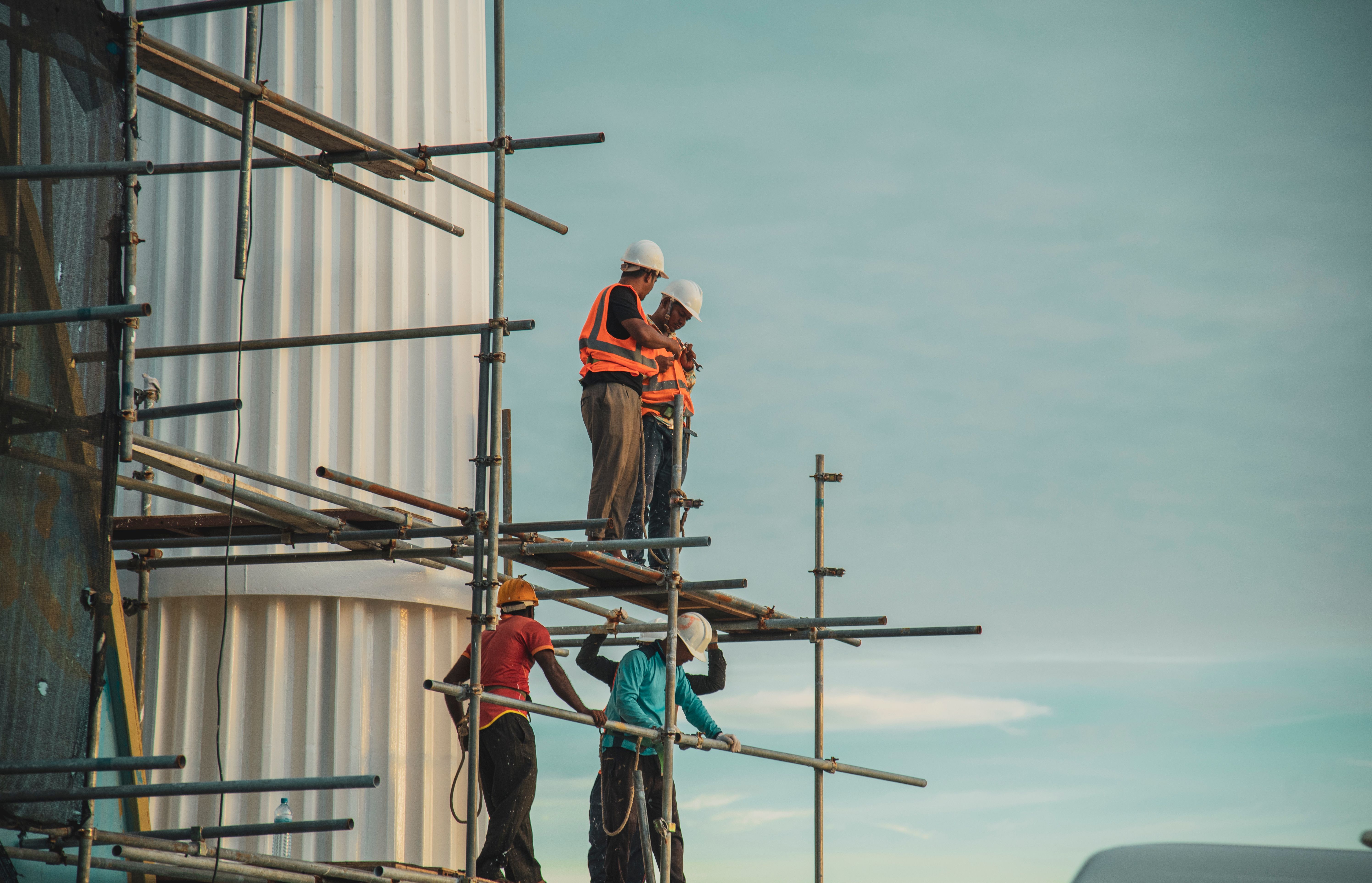 Trabajadores con equipo de protección personal (EPP) en trabajo de altura