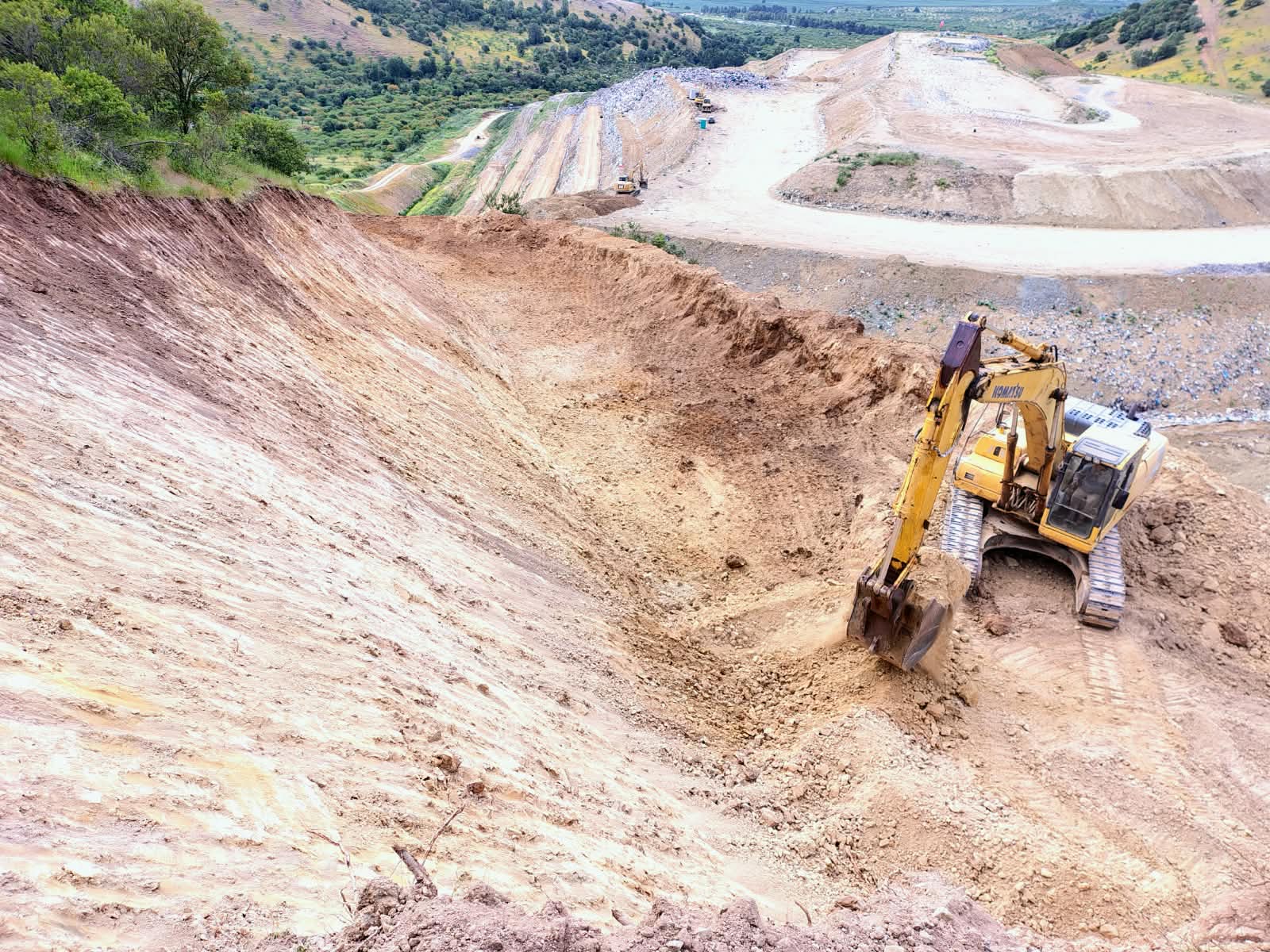 Excavadora trabajando en faena de construcción