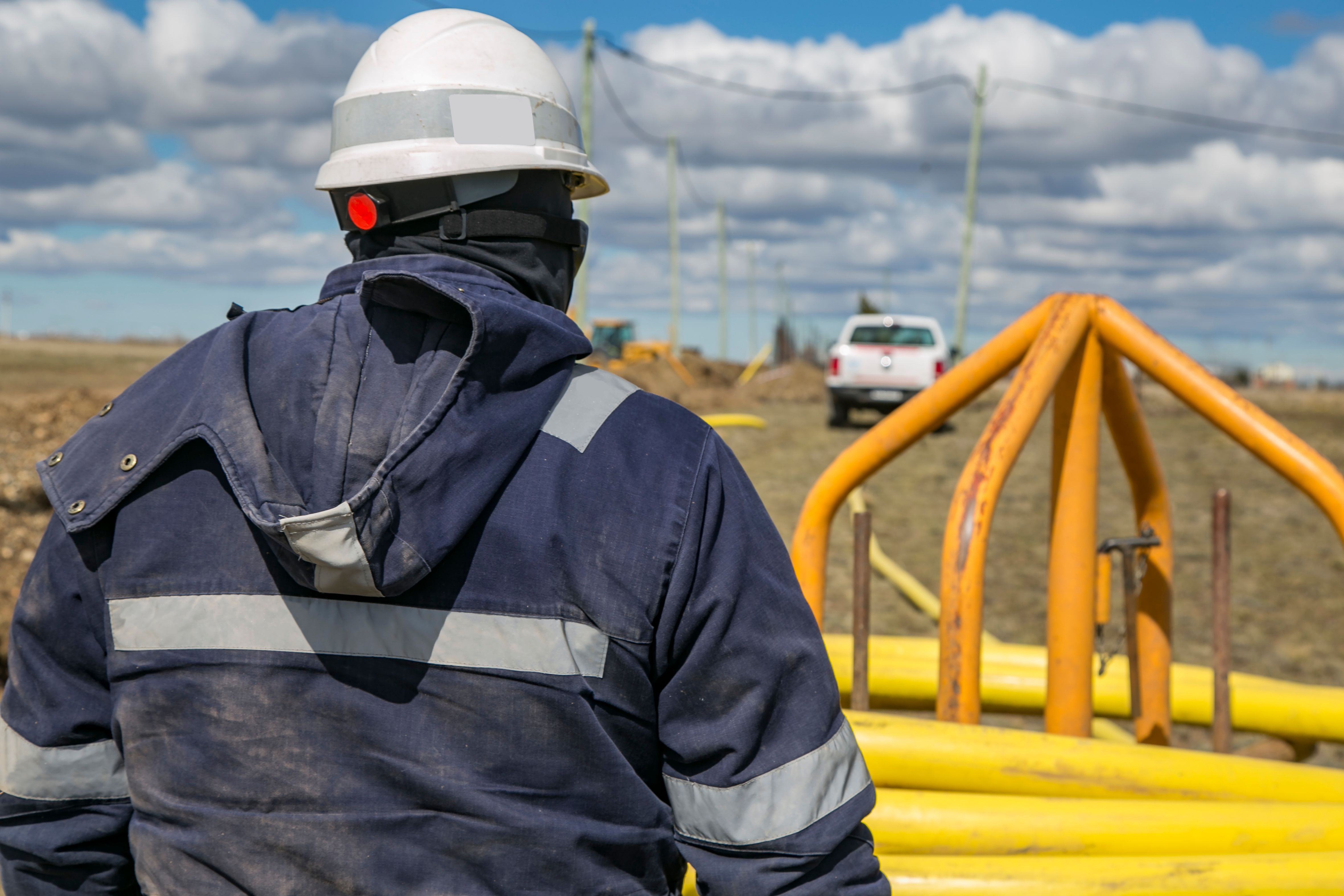 Trabajador operando maquinaria en terreno