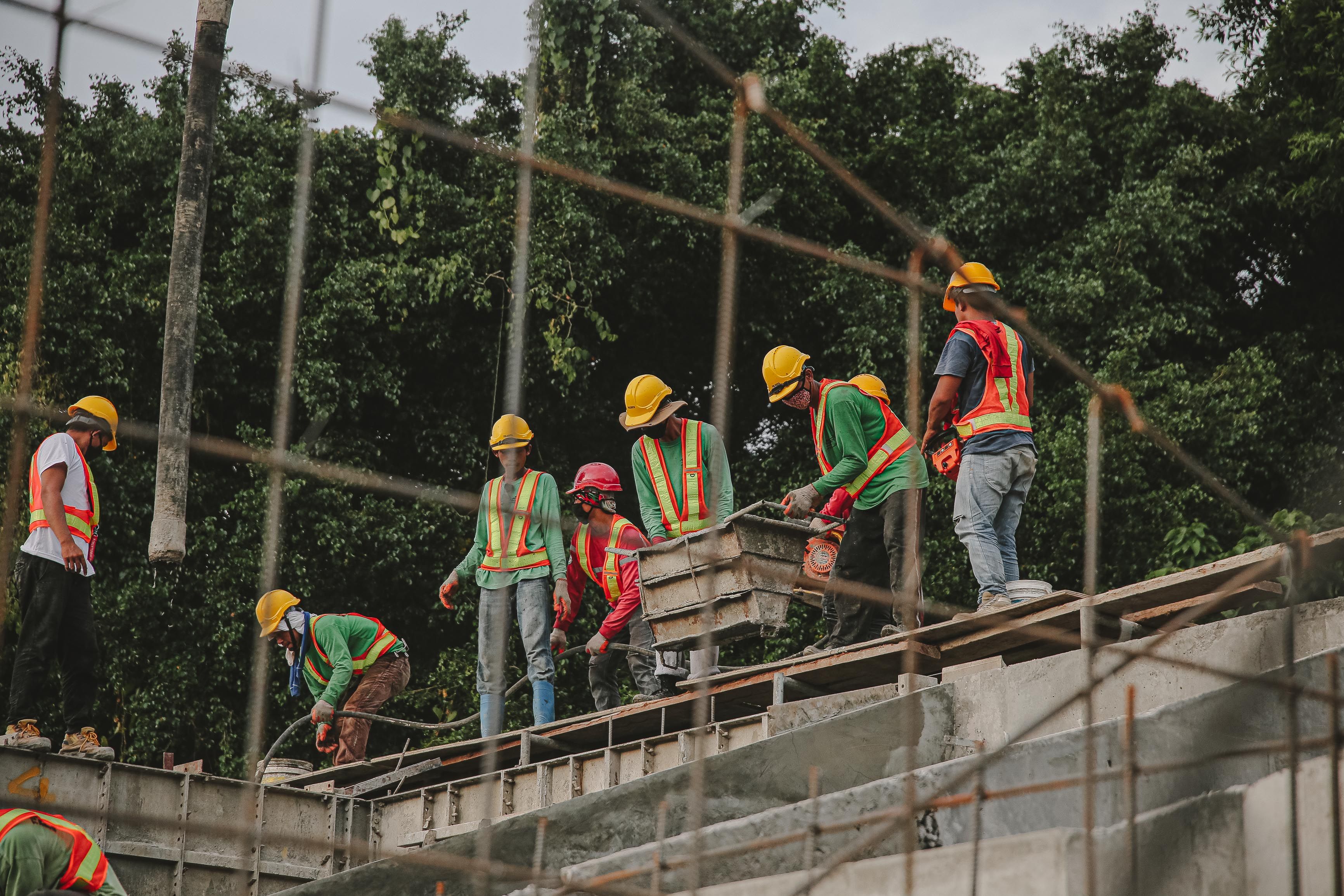 Equipo en terreno realizando labores de prevención de riesgos